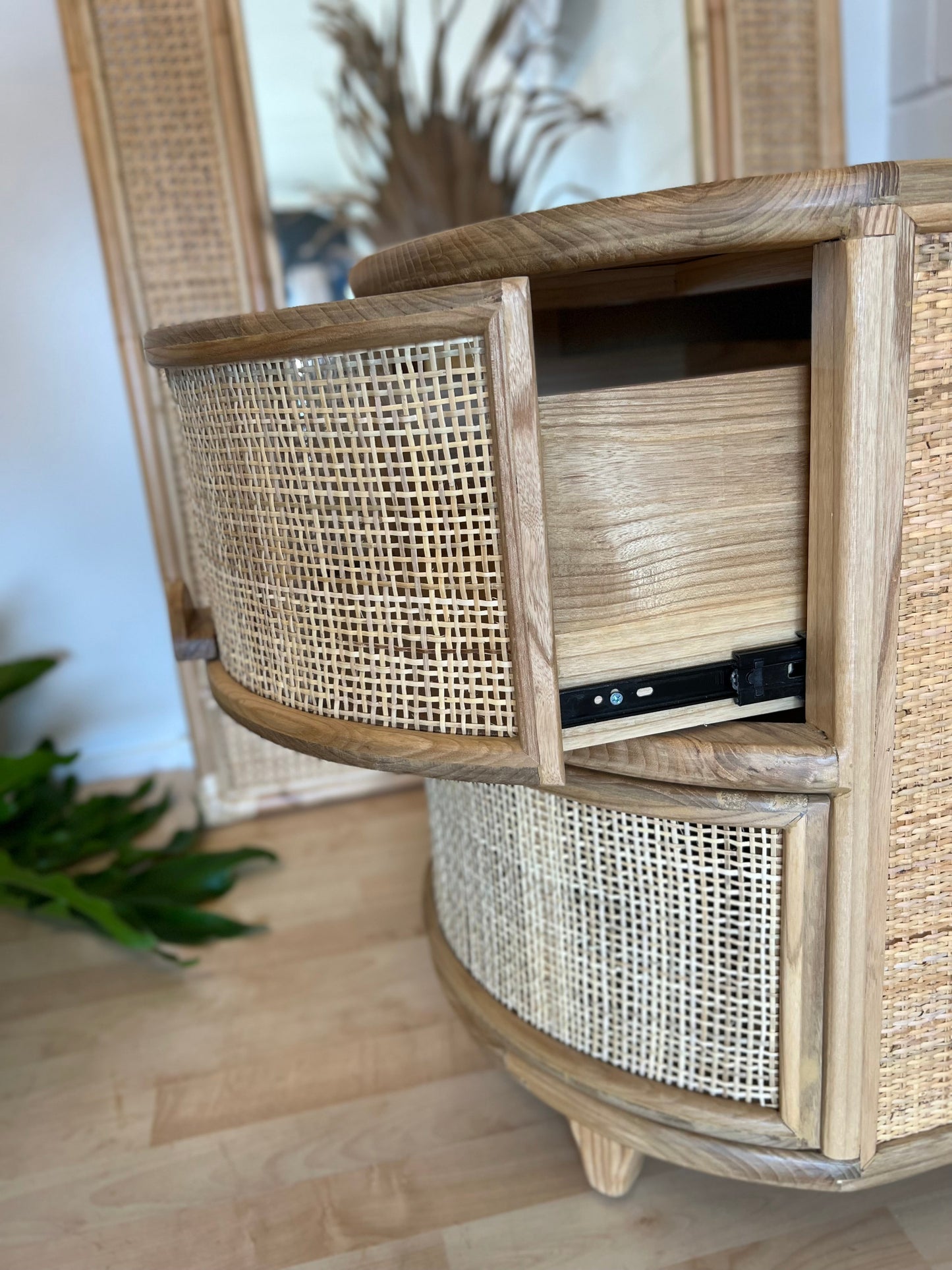 Curve Bedside