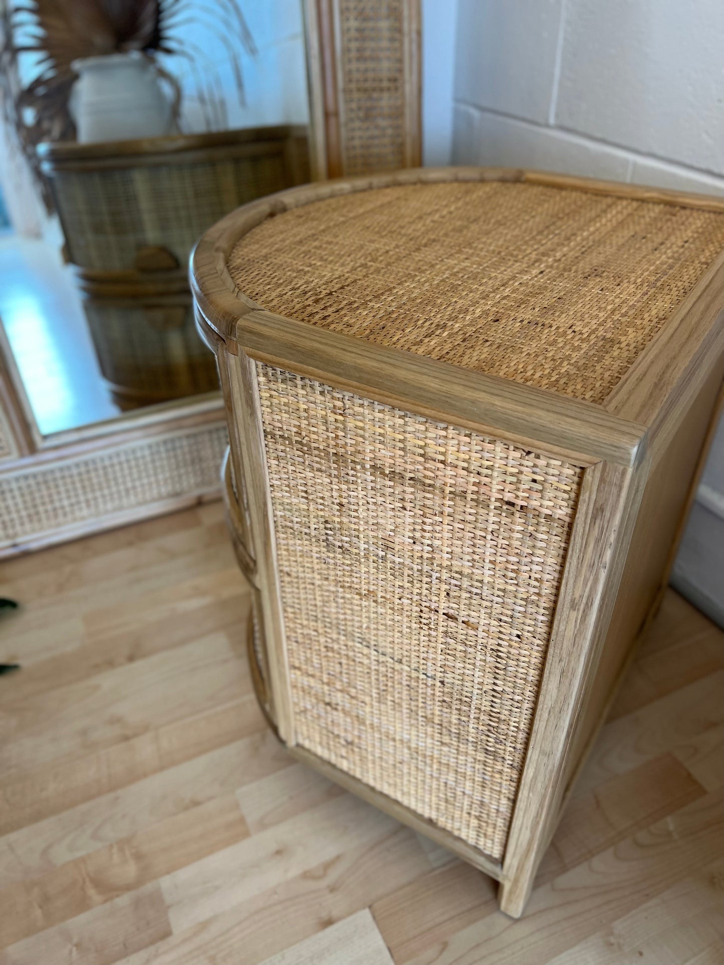 Curve Bedside